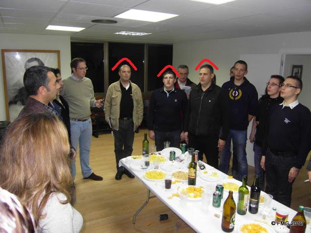 Dans l’ordre de gauche à droite Bonneau (veste beige, polo JN noir), Gabriac, Benedetti au garde à vous à une réception de la Phalange http://fr.wikipedia.org/wiki/Phalange_espagnole  fin novembre 2012. Le même week-end que cet apéro fasciste https://plus.google.com/photos/105044716683638290588/albums/5815269537110805409?banner=pwa, les photos de la manif https://plus.google.com/photos/105044716683638290588/albums/5815271385795706929?banner=pwa , de la marche aux flambeaux https://plus.google.com/photos/105044716683638290588/albums/5815274078958072897?banner=pwa et de la commémoration https://plus.google.com/photos/105044716683638290588/albums/5815277220107559553?banner=pwa.
