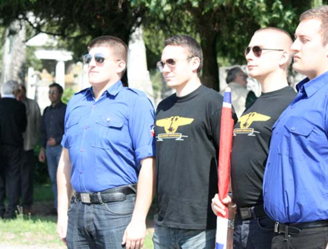 Alexandre Gabriac et François-Xavier Gicquel, l'ex-responsable du FNJ85, à une célébration de Mussolini en Italie, en avril 2012