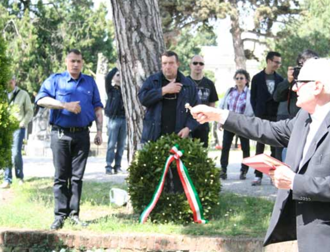 Christophe Georgy avec l'Œuvre française, lors d'une célébration de Mussolini en Italie, en avril 2012.