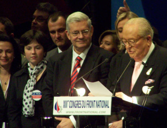 Laura Lussaud sur l'estrade du congrès du FN en 2007 à Bordeaux, avec Louis Aliot, Bruno Gollnisch, Marine et Jean-Marie Le Pen 