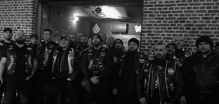 Photo des Gremium à Saint-Quentin en décembre 2024 avec au fond en partant de la gauche Julien Lévêque et Florian Devaux anciens militants du Parti de la France. Joyeux comité d'accueil pour les futures conventions de tatouage.