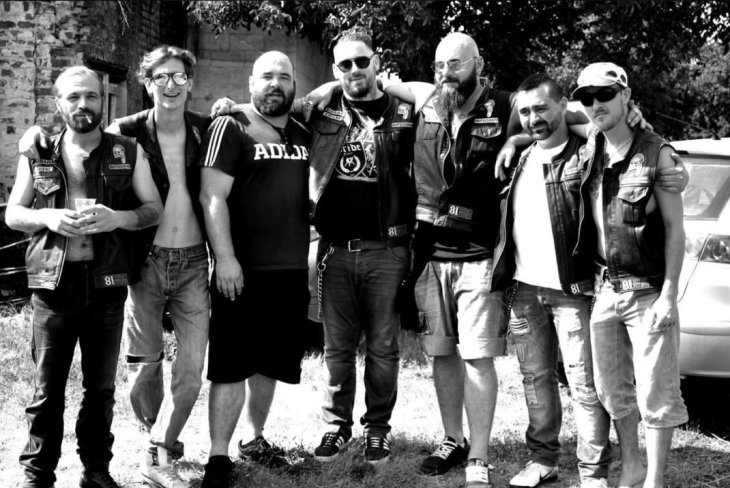 Avec son tee-shirt Pride France et les Wanahawks MC