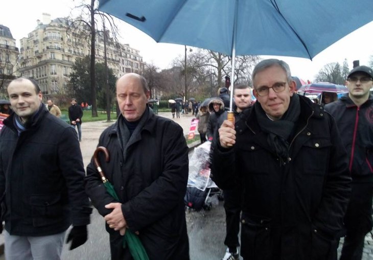 Florian Devaux assurant la sécurité de Carl Lang et Martial Bild lors d'une "Marche pour la Vie".