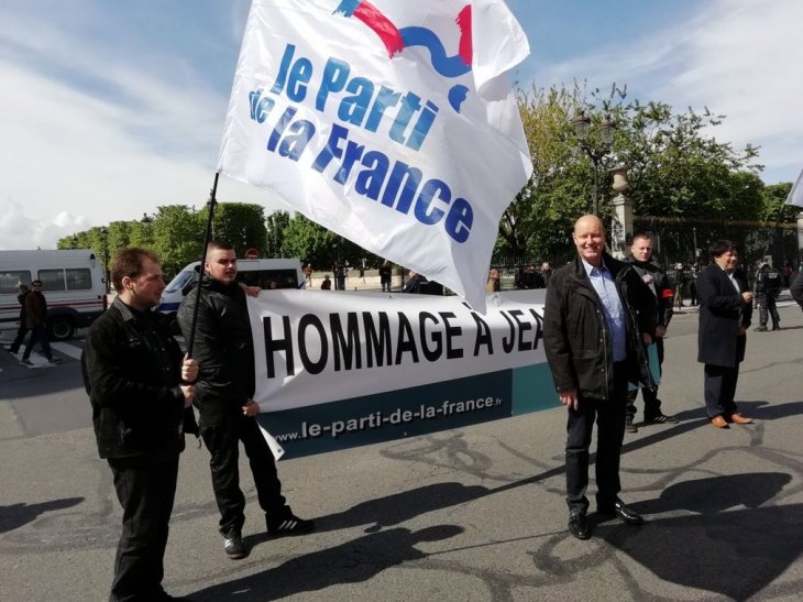 Florian Devaux tenant la banderole du Parti de la France un 1er mai à Paris, lorsque Carl Lang en était encore président.