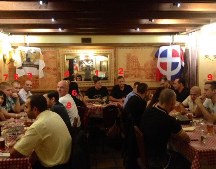 The fameuse réunion de création des JN Toulouse à 70 à la Taverne Bavaroise le 8 septembre 2012 encadré par les drapeaux des Jeunesses Nationalistes et de l’œuvre Francaise.